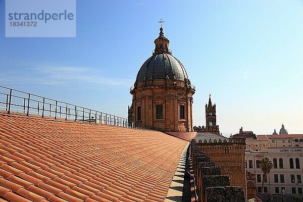 Stadt Palermo  Blick vom Dach der Kathedrale Maria Santissima Assunta auf die barocke Kuppel  UNESCO Weltkulturerbe  Sizilien  Italien  Europa