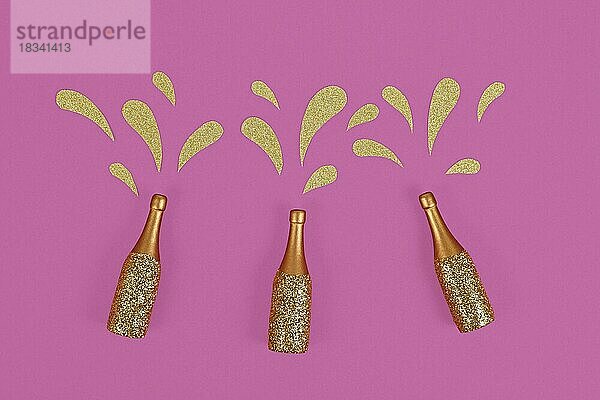 Drei goldene spritzende Champagnerflaschen auf lila Hintergrund