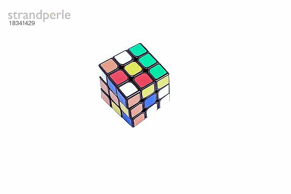 Bunter Rubik's Cube auf weißem Hintergrund