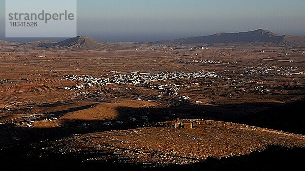 Mirador Morro Velosa  Karge Hügellandschaft  Bergschatten  Siedlungen  Lava-Hügel  blauer wolkenloser Himmel  Fuerteventura  Kanarische Inseln  Spanien  Europa