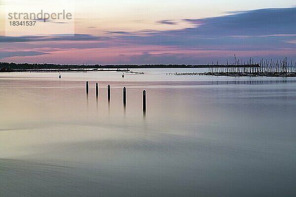 Abenddämmerung am Strelasund  Langzeitbelichtung  Hafen Stralsund  Deutschland  Europa