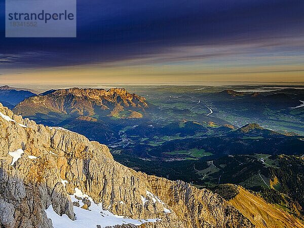 Blick vom Gipfel Hoher Göll auf den Untersberg und das Salzachtal  Berchtesgadener Alpen  Nationalpark Berchtesgaden  Schönau am Königssee  Berchtesgadener Land  Oberbayern  Bayern  Deutschland  Europa