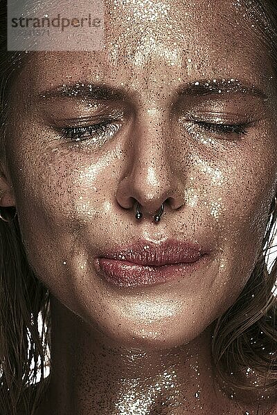 Porträt eines Mädchens mit Emotionen im Gesicht. Foto im Studio aufgenommen