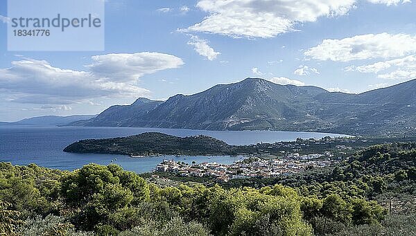 Vulkanhalbinsel Methana  Blick übers Meer und Landschaft mit Bergen und erloschen Vulkanen  Saronischer Golf  Peloponnes  Griechenland  Europa