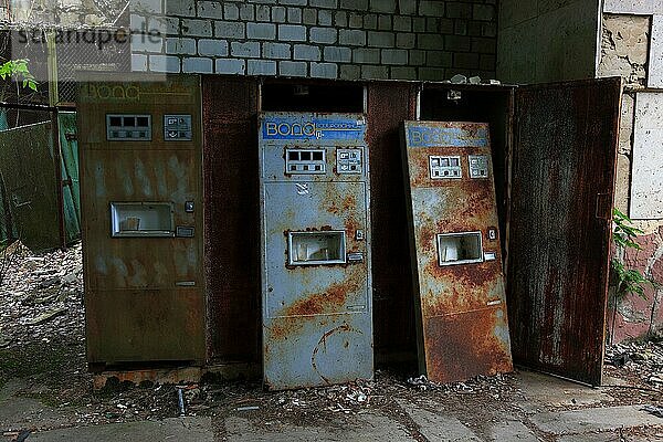 Sperrzone  Lost place  in Pripjat  nun in der unbewohnbaren 30-Kilometer-Zone um das Kraftwerk von Tschernobyl und der Arbeitersiedlung Pripjat  Kaffeeautomaten und Getraenkeautomaten  Ukraine  Europa