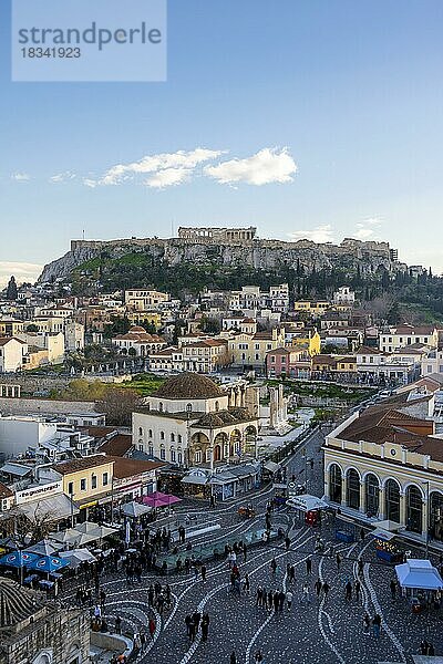 Ausblick über die Altstadt von Athen  mit Tzisdarakis Moschee und Akropolis  Monastiraki-Platz  Athen  Attika  Griechenland  Europa