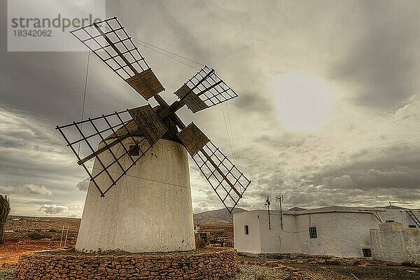 Windmühle  Llanos de la Concepcio?n  Gegenlicht  wolkiger Himmel  weißes Nebengebäude  HDR  Fuerteventura  Kanarische Inseln  Spanien  Europa