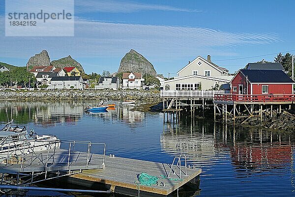 Kleiner Hafenort  steile Berge  Traena  Insel  Holzgebäude  Helgeland  FV 17  Nordland  Norwegen  Europa