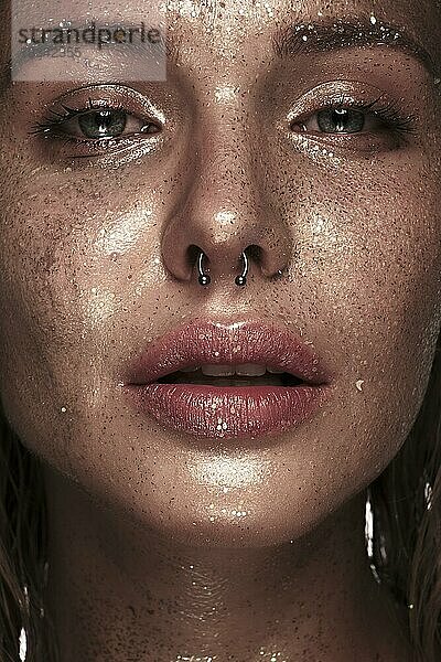 Porträt eines Mädchens mit Emotionen im Gesicht. Foto im Studio aufgenommen