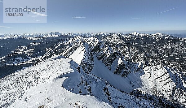 Ausblick vom Gipfel des Sonntagshorn im Winter  Skitour  hinten verschneite Gipfel des Hirscheck und Vorderlahnerkopf  Bergpanorama  Chiemgauer Alpen  Bayern  Deutschland  Europa