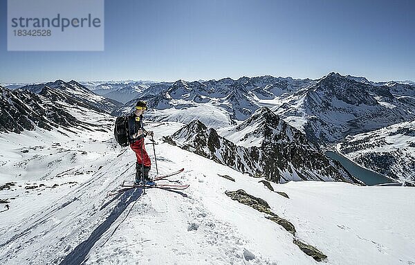 Skitourengeher beim Aufstieg zum Pirchkogel  Ausblick auf verschneite Berggipfel  Gipfel Sulzkogel und Hinterer und Vorderer Grieskogel  Kühtai  Stubaier Alpen  Tirol  Österreich  Europa