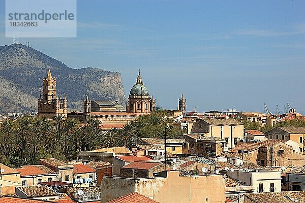 Stadt Palermo  Blick von der Campanile di San Giuseppe Cafasso über die Stadt zur Kathedrale Maria Santissima Assunta  UNESCO Weltkulturerbe  Sizilien  Italien  Europa