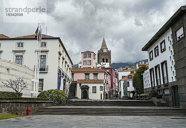 Kleiner Platz in der Altstadt mit bunten Häusern und Kapelle Capela de Santo Antonio de Mouraria  hinten Turm der Kirche Sé do Funchal  Funchal  Madeira  Portugal  Europa