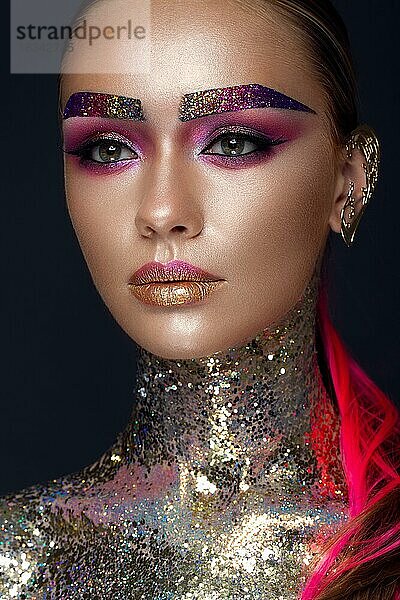 Schönes Mädchen mit kreativen Glitter Make-up mit funkelt  ungewöhnliche Augenbrauen. Schönheit ist eine Kunst Gesicht. Foto im Studio aufgenommen