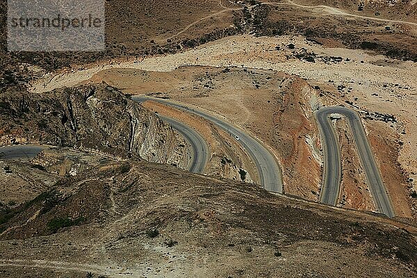 Serpentinenstraße auf dem Weg nach Jemen  Landschaft des südlichen Dhofar  Jabal al-Qamar  Oman  Asien