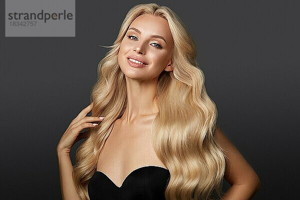 Schönes blondes Mädchen mit perfekt gelocktem Haar und klassischem Make-up. Schönheit Gesicht und Haar. Bild im Studio aufgenommen