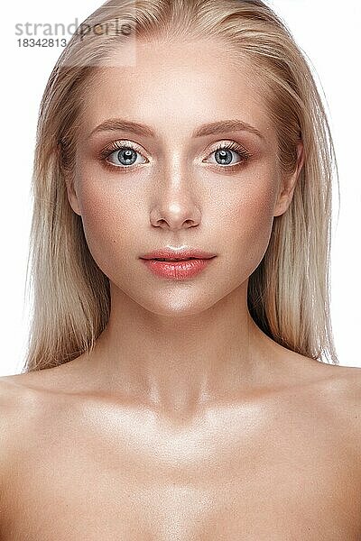 Schönes junges Mädchen mit einem leichten natürlichen Make-up und perfekter Haut. Schönes Gesicht. Bild im Studio auf einem weißen Hintergrund aufgenommen