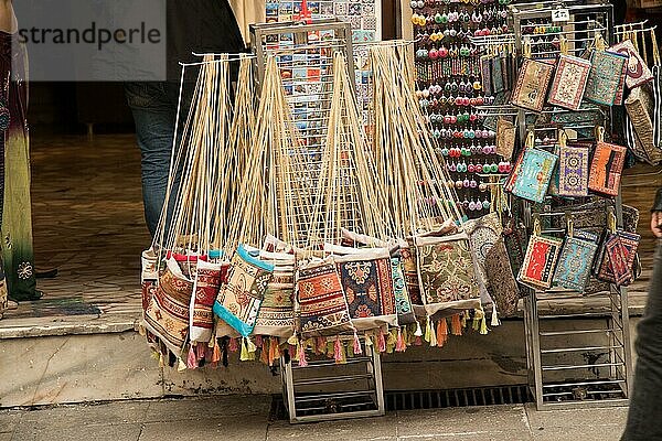 Traditionelle  handgefertigte Taschen aus gewebtem Stoff