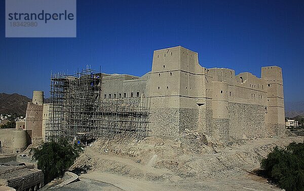 Bahla  Festung Hisn Tamah  Inmitten der Stadtmauer liegt die im 17. Jahrhundert vermutlich vom Stamm der Nabhani auf einem Steinfundament mit ungebackenen Lehmziegeln und Stroh erbaute Festung Hisn Tamah. Die gewaltige Festung besitzt insgesamt 15 Tore und 132 Wehrtürme  Unseco Weltkulturerbe  in Restaurierung von 2008-2018  Oman  Asien