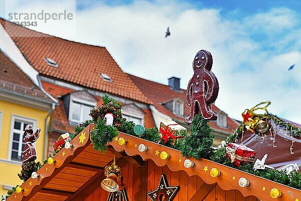 Riesige Lebkuchenmann-Figur als Dekoration auf dem Dach des Sals-Standes auf dem traditionellen Weihnachtsmarkt in der Heidelberger Innenstadt  Heidelberg  Deutschland  Europa