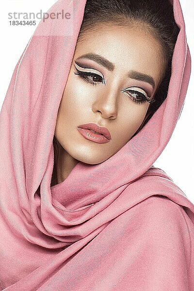 Schönes Mädchen im arabischen Kopftuch mit orientalischem Make-up. Schönes Gesicht. Fotos im Studio geschossen