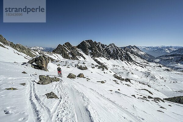 Skitourengeher beim Aufsteig zum Pirchkogel  Ausblick auf verschneite Berge mit Irzwänden  Kühtai  Stubaier Alpen  Tirol  Österreich  Europa
