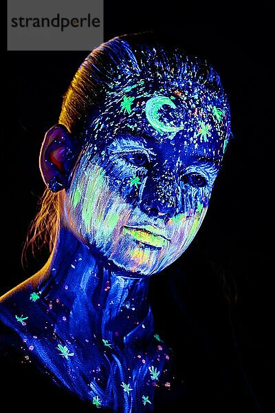 Porträt eines schönen Mädchens mit ultravioletter Farbe im Gesicht. Mädchen mit Neon-Make-up in Farbe Licht