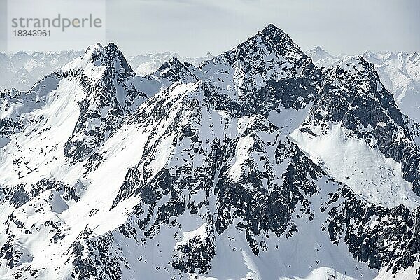 Gipfel und Berge im Winter  Sellraintal  Stubaier Alpen  Kühtai  Tirol  Österreich  Europa