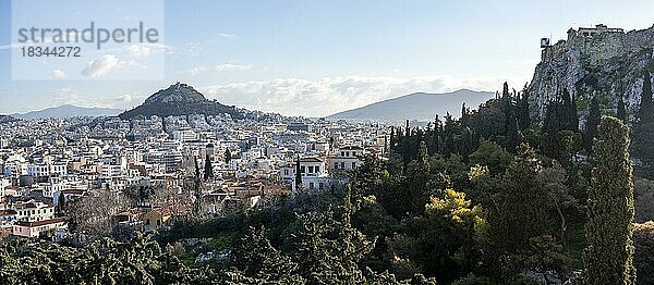 Ausblick vom Areopagus Hügel über die Stadt  Altstadt und Akropolis  hinten Berg Lycabettus