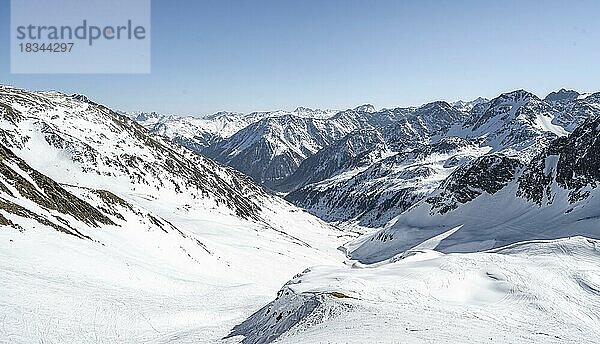 Blick in verschneites Tal Richtung Sellraintal  Abfahrt vom Kreuzjoch  Bergpanorama  Kühtai  Stubaier Alpen  Tirol  Österreich  Europa