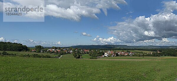 Blick in die Fränkische Schweiz  vorne das Dorf Beerbach  Mittelfranken  Bayern  Deutschland  Europa