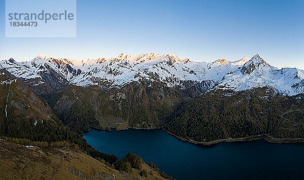 Luftaufnahme über dem Lago di Luzzone mit dem ersten Sonnenlicht auf den Bergspitzen  Valle di Blenio  Kanton Tessin  Schweiz  Europa