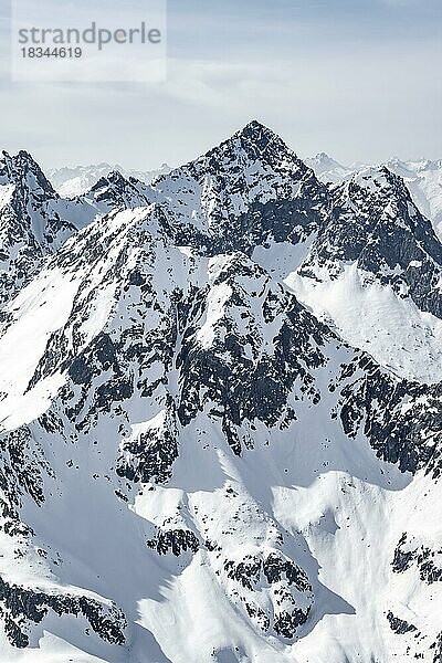 Gipfel und Berge im Winter  Sellraintal  Stubaier Alpen  Kühtai  Tirol  Österreich  Europa