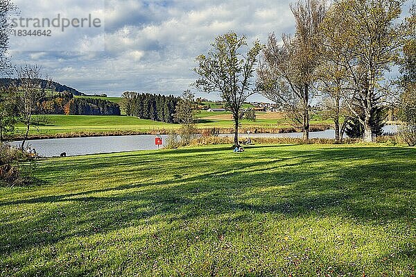 Liegewiese am Herrenwieser Weiher bei Kempten  Allgäu  Oberallgäu  Bayern  Deutschland  Europa