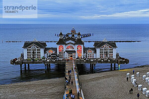 Fußgänger auf der Seebrücke Sellin in der Abenddämmerung  Blick von oben  Langzeitbelichtung  Ostseebad Sellin  Insel Rügen  Mecklenburg-Vorpommern  Deutschland  Europa