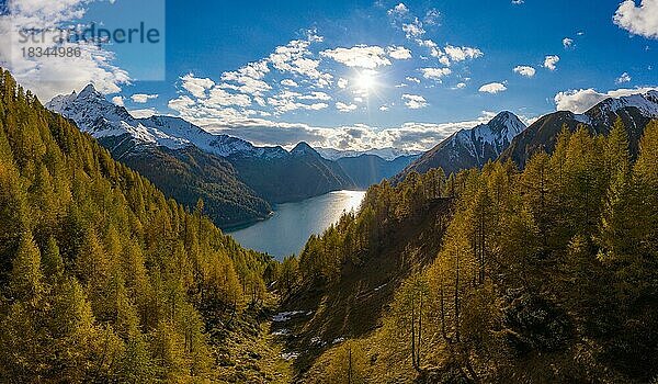 Luftaufnahme über dem herbstlichen Wald am Lago di Luzzone im Valle di Blenio  Kanton Tessin  Schweiz  Europa