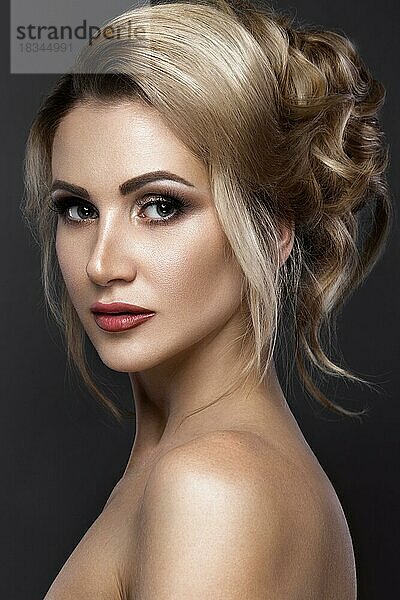 Schönes blondes Mädchen mit perfekter Haut  Abend-Make-up  Hochzeitsfrisur.Beauty Gesicht. Bild im Studio aufgenommen