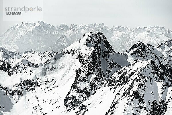 Gipfel und Berge im Winter  Sellraintal  Stubaier Alpen  Kühtai  Tirol  Österreich  Europa