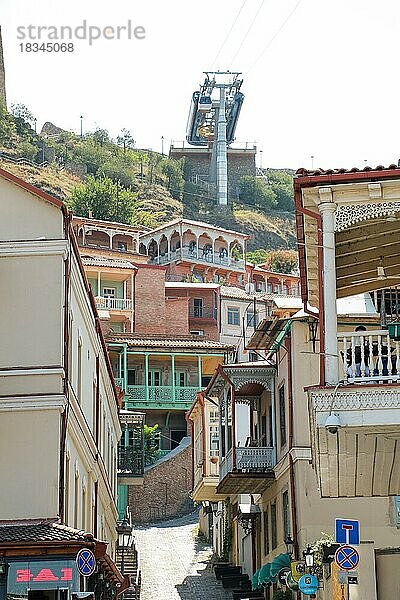 Blick auf die traditionellen engen Gassen von Alt-Tiflis