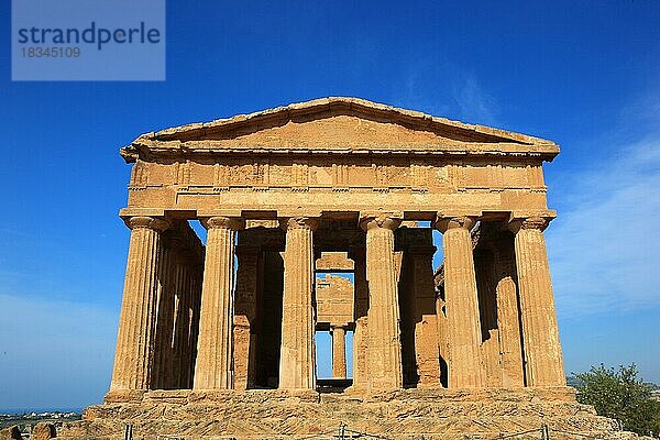 Im Parco Valle dei Templi di Agrigento  Unesco Weltkulturerbe  Ueberreste der antiken Stadt Akragas im Tal der Tempel von Agrigent  der Concordiatempel  Sizilien  Italien  Europa