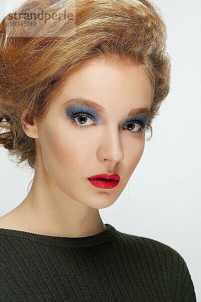 Closeup-Porträt von Mode-Modell mit Retro-Stil Look  flauschige Haare  roter Lippenstift und grünen Lidschatten
