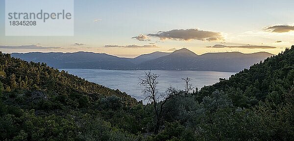 Vulkanhalbinsel Methana  Blick übers Meer und Landschaft mit Bergen und erloschen Vulkanen  Saronischer Golf  Peloponnes  Griechenland  Europa