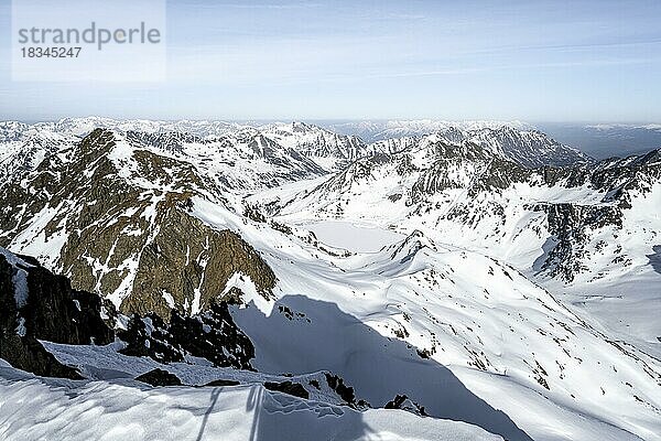 AUsblick vom Gipfel des Sulzkogel auf Speicher Finstertal  Bergpanorama im Winter  mit Gipfel Zwölferkogel  Kühtai  Stubaier Alpen  Tirol  Österreich  Europa