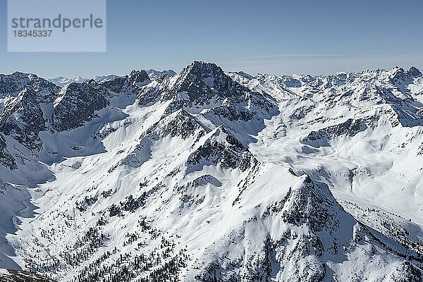 Gipfel und Berge im Winter  Sellraintal  Stubaier Alpen  Kühtai  Tirol  Österreich  Europa