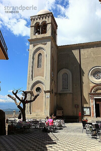 Ort Castelmola nahe Taormina  Cafe vor der Kirche Chiesa San Nicolo di Bari  Duomo  Sizilien  Italien  Europa