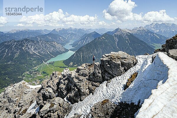 Wanderin blickt vom Thaneller auf den Plansee und östliche Lechtaler Alpen  Tirol  Österreich  Europa