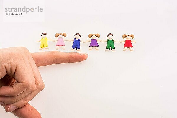 Hand in der Nähe von bunten gekleidet Kinder Zahlen auf einem weißen Hintergrund