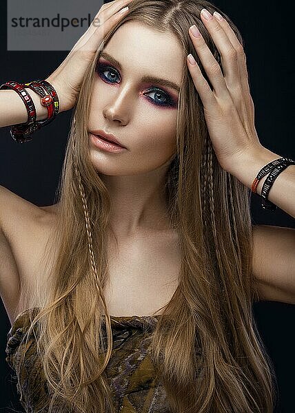 Schöne Mode Mädchen mit Armbänder Boho-Stil. Schönheit Gesicht  helle trendy Make-up. Bild im Studio aufgenommen