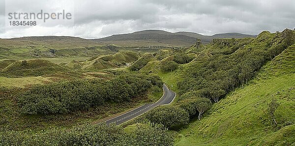 Straße durch Fairy Glen  Trotternish  Isle of Skye  Innere Hebriden  Schottland  Großbritannien  Europa