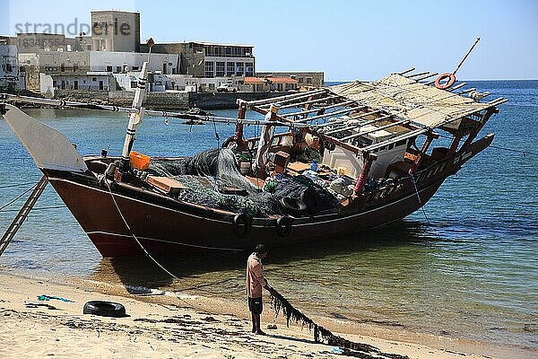 Dhau im alten Fischerhafen von Mirbat im Süden des Oman